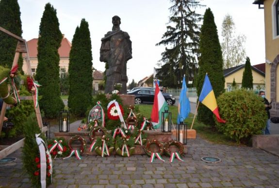 Csendes főhajtással tisztelegtek Csíkszeredában 1956 hősei előtt