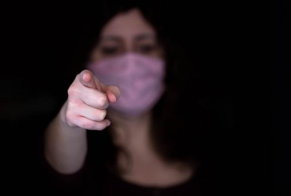 Kiközösíti, csúfolja a fertőzött szomszédait és barátait? Így zajlik a vírusbántalmazás