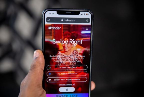 Csücsörít, mindent megmutat magából? Ez taszítja leginkább a férfiakat a társkeresőkön