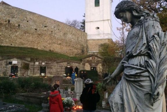 Maszkban látogathatóak a temetők Sepsiszentgyörgyön