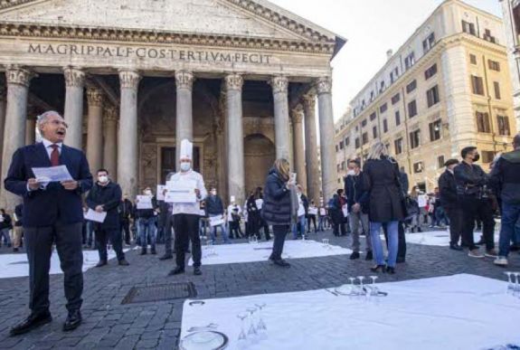 Az utcákon terítettek meg az olasz vendéglátósok a korlátozások elleni tiltakozásul