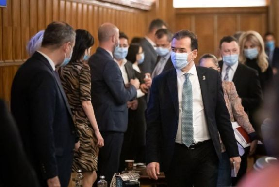 Koronavírus: a kormány a gazdaság működésben tartásával akarja megállítani az esetszámok növekedését