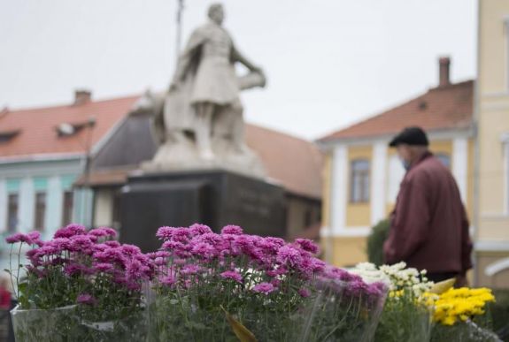 Virágba borul két napra Kézdivásárhely főtere