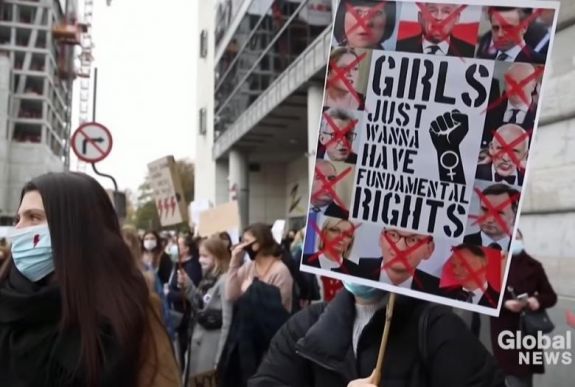 Az abortusz szigorítása ellen tiltakozó lengyel nőkkel szolidarizál az RMDSZ Nőszervezete