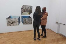 Ládaképek ládaköztársaságból – megnyílt Dóró Sándor kiállítása Csíkszeredában