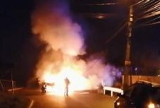 Rendőrautót lobbantott lángra a 18 éves kezdő sofőr