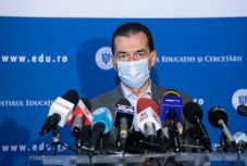 Miniszterelnök: nincs keresnivalója a tanügyben annak, aki nem hajlandó online oktatni