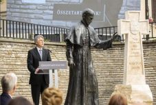 Újabb városban van szobra Márton Áron püspöknek