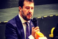 Kihallgatták Matteo Salvini volt olasz belügyminisztert a feltartóztatott menekülthajó ügyében
