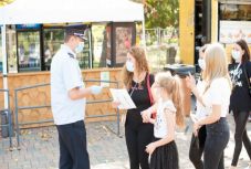 Tilos maszk nélkül megközelíteni az iskolákat egy romániai városban