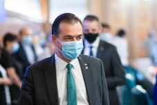 Fertőzésgyanús a kormányfő, ezért bezárkózott az irodájába