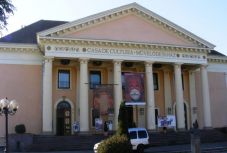 Lemondja októberi bemutatóit a székelyudvarhelyi Tomcsa Sándor Színház