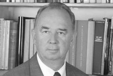 Meghalt Vekov Károly történész, volt parlamenti képviselő