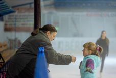 Világszerte ismert csíki bajnokokat nevelt – generációkat tanított meg korcsolyázni 40 év alatt Löffler Mária