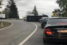 Felborult egy áruszállító jármű Csíkszereda közelében