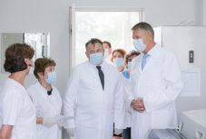 Egészségügyi miniszter: több mint kétszáz fertőzött van jelenleg lélegeztetőgépen