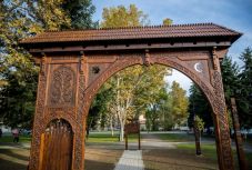 Átadták a felújított bonyhádi székely emlékparkot