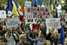 A kötelező maszkviselés ellen tüntettek Bukarestben