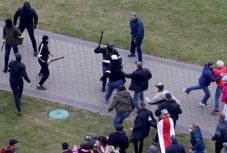 Több mint négyszáz tüntetőt vettek őrizetbe a fehérorosz hatóságok