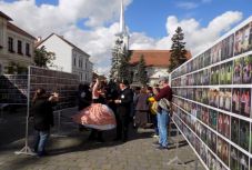 Fotókon 238 nemzetiség viselete Székelyudvarhelyen – hivatalosan is rekord lehet