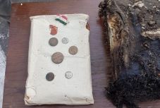 Időkapszulát találtak a székelyudvarhelyi református templom toronygombjában