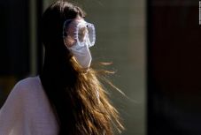 A szemünkön keresztül is fertőzhet a koronavírus?