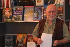 A diktatúrát magunkkal hurcoljuk – a Ceaușescu-korszak nagyváradi anekdotáit tette közzé Kőrössi P. József