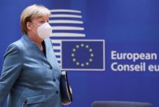 Brexit: Merkel szerint az EU-nak és Londonnak is kompromisszumokat kell kötnie