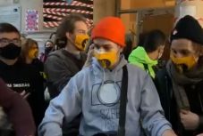 Az utasítás ellenére nem távoznak a diákok az SZFE épületeiből