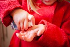 Édesanyja síkosítójával „fertőtlenítette” kezét egy 5 éves kislány