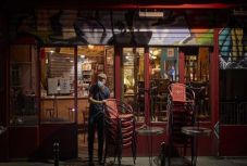 Életbe lépett az éjszakai kijárási tilalom a francia nagyvárosokban