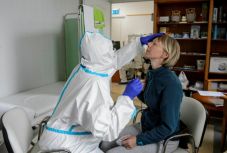 Hivatalos: Szlovákia összes lakóját tesztelik