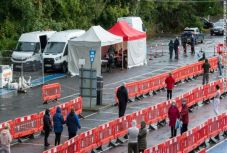 Koronavírus: péntektől csaknem teljes zárlat lép életbe Walesben