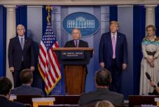 Az USA-ban fokozódik a járványhelyzet  – Trump leidiótázta a járványügyi tanácsadóját