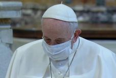 A járványok és háborúk áldozataiért imádkozott, és békét sürgetett Ferenc pápa