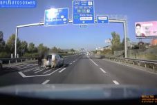 Kész öngyilkosság: az autópályán tolták a kocsit!