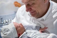 Ötödik unokájával pózol Orbán Viktor magyar miniszterelnök