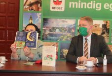 Lélekben gyermeknek maradni – bemutatták Tóth Ágnes legújabb, gyermekverskötetét