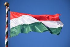 Felvonták a nemzeti lobogót a budapesti parlament előtt – 1956-ra emlékeznek