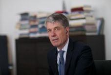 Zsarolás gyanúja miatt hatósági felügyelet alá helyezték Brassó polgármesterét