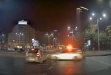 Rendőrautó csapódott egy személyautónak Bukarest központjában (VIDEÓ)