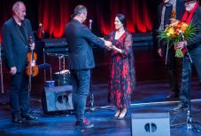 Lakatos Mónika második magyar és első cigány előadóként vette át a Womex életműdíját