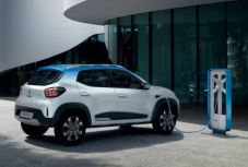 Szárnyal idehaza az elektromos autók értékesítése, nem fogynak a hagyományosak