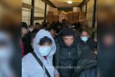 Több mint kéttucat migránst zsúfoltak be a kisteherautóba