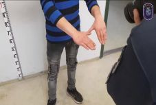 Fiatalkorúak börtönére ítélték az apját halálra késelő erdélyi fiút