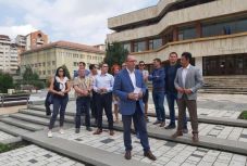 Megszüntetni a sorban állást, kiépíteni a városházi wifit – Így kezdte hivatali munkáját Korodi Attila