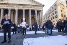 Az utcákon terítettek meg az olasz vendéglátósok a korlátozások elleni tiltakozásul