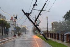 Halálos áldozatokat szedett és tetemes anyagi károkkal járt a Zeta hurrikán Amerika déli partvidékén