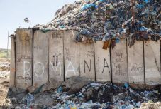 Felszólították Romániát, hogy két hónap alatt zárja be 15 illegális hulladéklerakóját