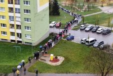 Hosszú sorokkal indult a teljes lakosság tesztelése Szlovákiában